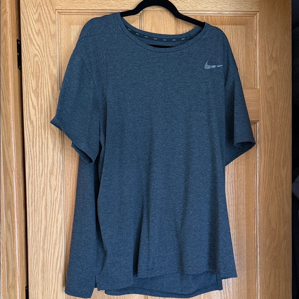 Nike Short-Sleeve Athletic Tee in Charcoal Gray
